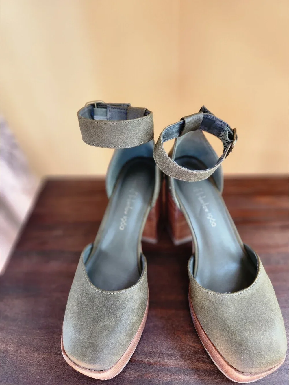 House of Harlow 1960 Olive Green Platform Heels Size 6M